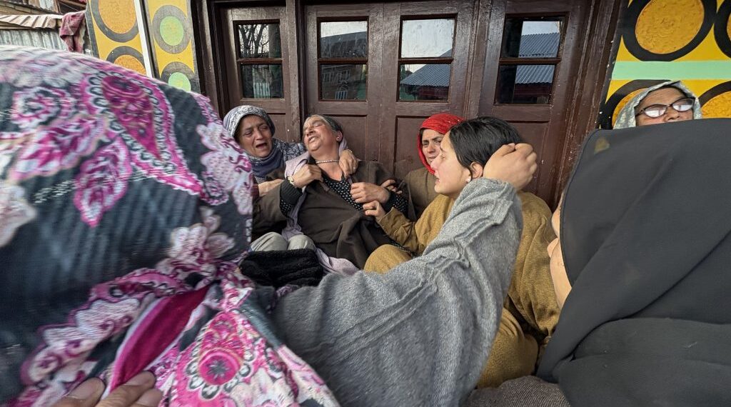 کولگام:سابق فوجی فائرنگ میں ہلاک ‘ حملے میںاہلیہ اور بھتیجی زخمی 