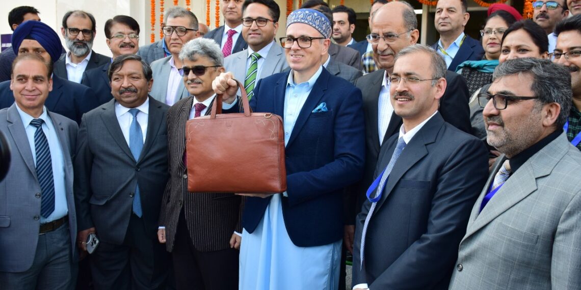 ’جامع ترقی ‘پر توجہ مرکوز1.12 لاکھ کروڑ روپے کا بجٹ پیش