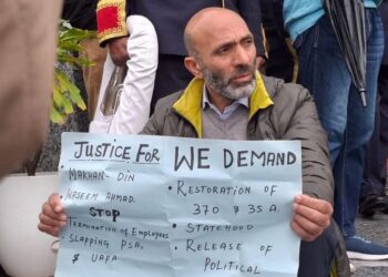 رکن اسمبلی شیخ خورشید احمد کا اسمبلی میں لیفٹیننٹ گورنر کے خطاب کے دوران احتجاج