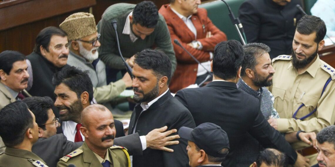 سرینگر اور جموں میں پی ایچ ای عارضی ملازموں کااپنے مطالبوں کو لے کر احتجاج
