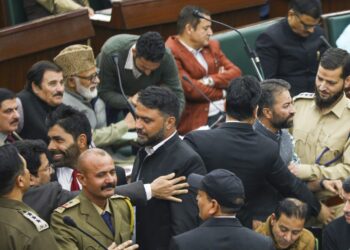 سرینگر اور جموں میں پی ایچ ای عارضی ملازموں کااپنے مطالبوں کو لے کر احتجاج