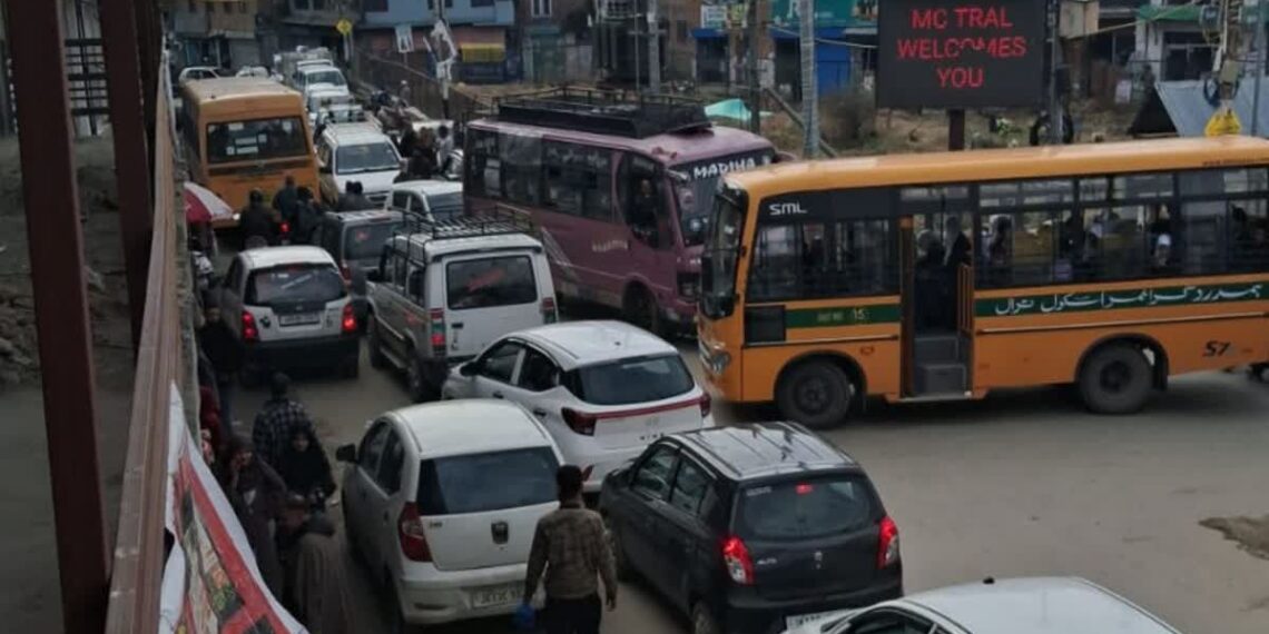 ترال میں ٹریفک مسائل سے عوام کو مشکلات، انتظامیہ سے فوری توجہ دینے کا مطالب
