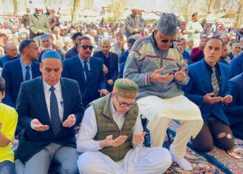 ڈاکٹر فاروق اور عمر عبداللہ کی درگاہ حضرت بل حاضری