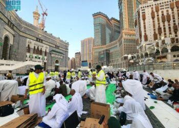 مسجد الحرام میں روزانہ ۲ لاکھ افراد کی افطار کے بعد صفائی کا عمل کتنی دیر میں مکمل ہوتا ہے؟