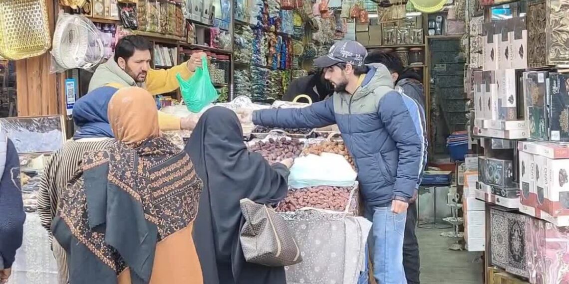 ماہ صیام کی آمد کے ساتھ ہی بازاروں میں لوگوں کا رش‘کھجوروں کی خریداری میں مصروف