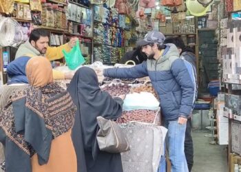 ماہ صیام کی آمد کے ساتھ ہی بازاروں میں لوگوں کا رش‘کھجوروں کی خریداری میں مصروف