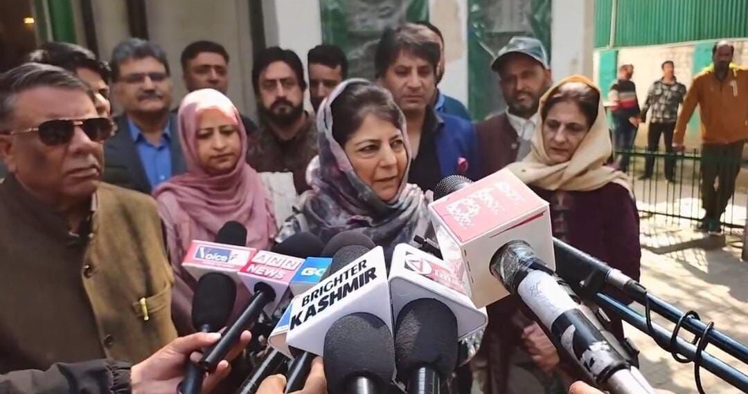 عمر عبداللہ حکومت نے نئی دہلی کے سامنے ہتھیار ڈال دیے ہیں: محبوبہ مفتی