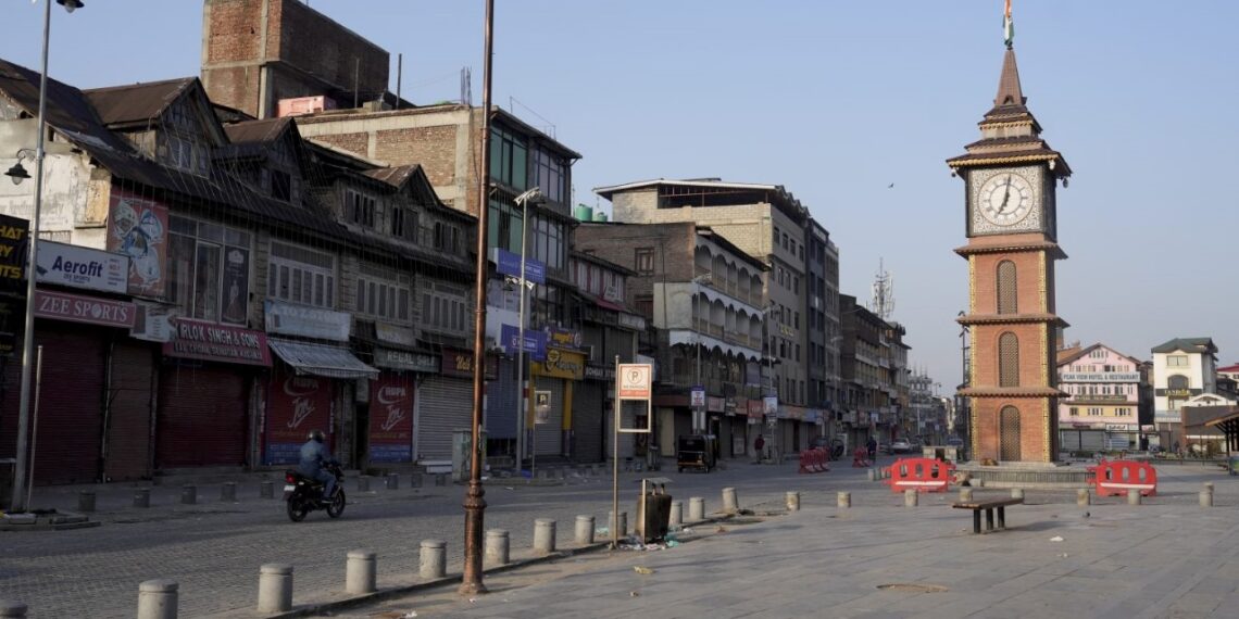 پہلگام حملے کے خلاف وادی میں ہڑتال‘ سڑکیں سنسان، بازار بند
