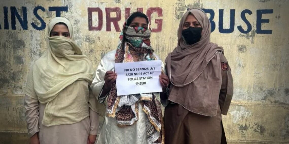 بارہمولہ میں خاتون منشیات فروش کو گرفتار‘ممنوعہ اشیاء ضبط