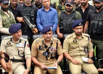 گاندربل قتل معاملہ :چھوٹی بہن کے قتل کے الزام میں بڑی بہن گرفتار تلخ کلامی کے بعد ڈنڈے سے بہن کے سر پر وار کرکے اسے ہلاک کیا:پولیس