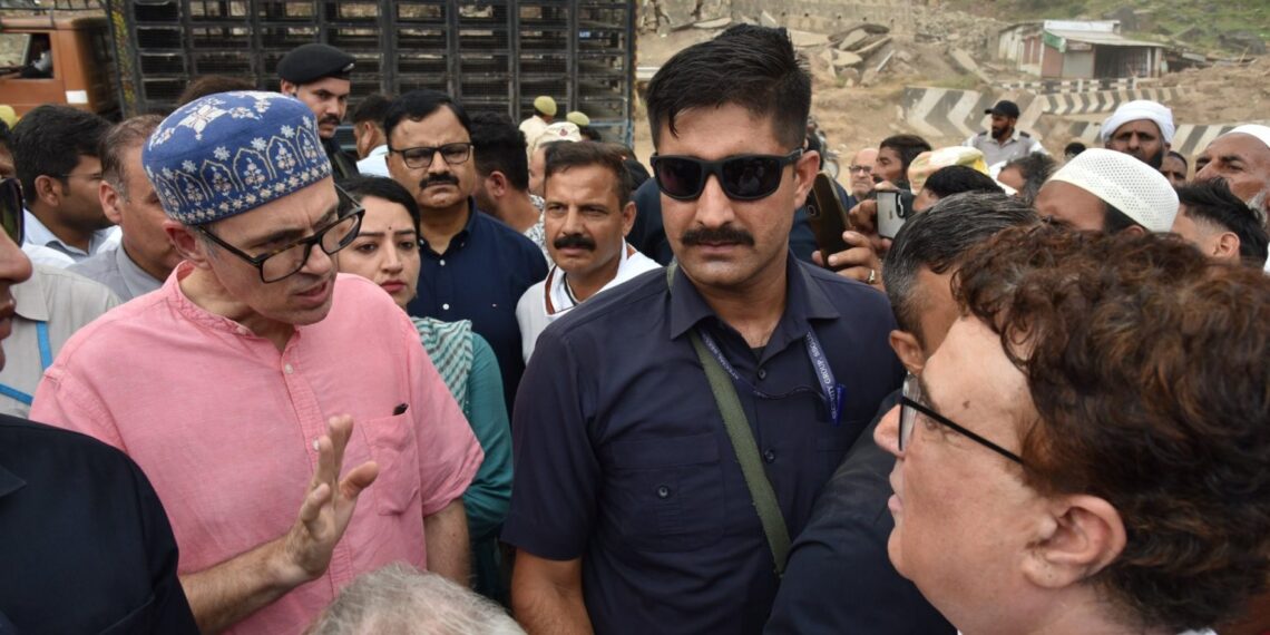 وزیراعلیٰ ادھمپور کا دورہ‘شاہراہ کی بحالی کے کام کا جائزہ