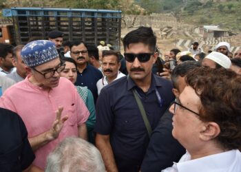 وزیراعلیٰ ادھمپور کا دورہ‘شاہراہ کی بحالی کے کام کا جائزہ
