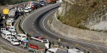 سرینگر جموں قومی شاہراہ کی بندش نے ضروری اشیاء عوام کی پہنچ سے دور کر دیں