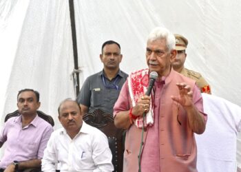 ’اس مشکل وقت میں ہم لوگوں کے ساتھ ہیں‘