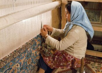 کشمیری قالینوں کو نیا روپ: ٹیکسٹائل سکریٹری نے جدید لوم متعارف کرائیں
