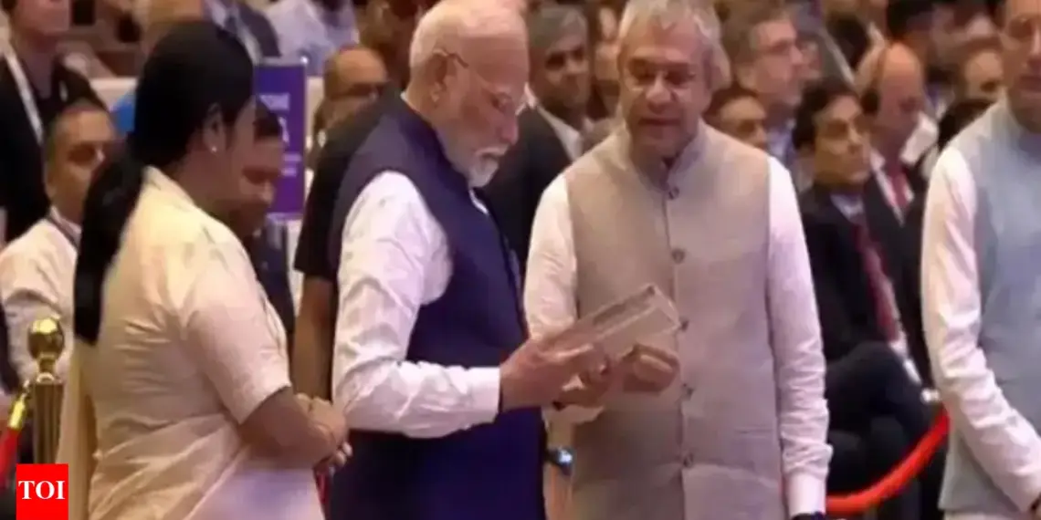 وزیر اعظم سیمیکان انڈیا پہنچے ، مائیکرون کے اسٹال پر میڈ ان انڈیا’ چپ کا مشاہدہ کیا