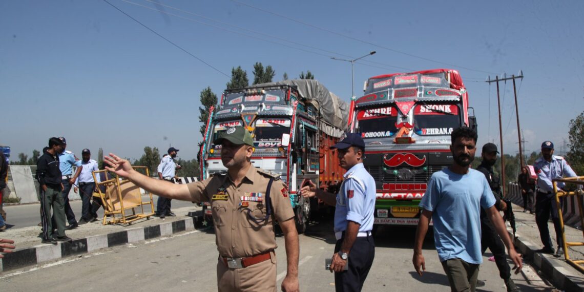 قومی شاہراہ بڑی گاڑیوں کیلئے بحال