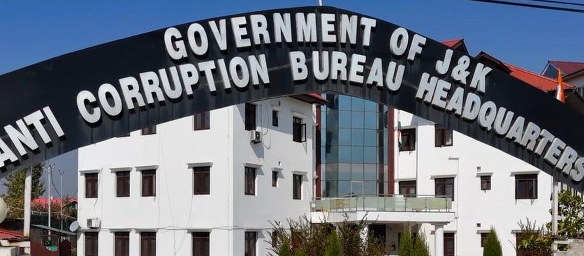 زمین، عیش و عشرت اور بدعنوانی کی پرتیں:کشمیر کے ایک پولیس انسپکٹر کی سلطنت کی کہانی