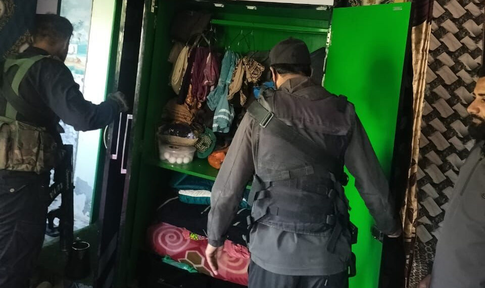 سرینگر میں کالعدم تنظیموں سے وابستہ دہشت گرد معاونین کے گھروں پر چھاپے:پولیس