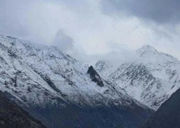 وادی کے بالائی علاقوں بشمول گلمرگ میں سیزن کی پہلی برف باری