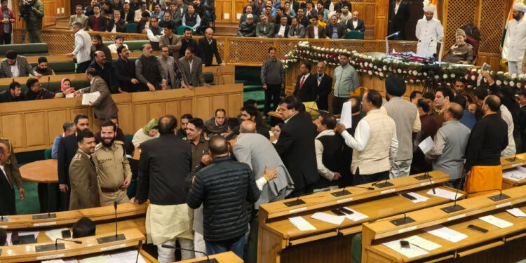 اسمبلی میں ہنگامہ آرائی‘بھاجپا کے تین ارکین کو باہر نکالا گیا