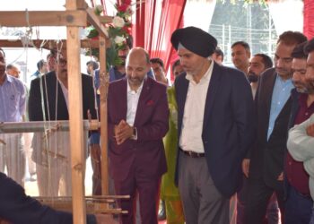 ’اپنے کاریگر کو جانیے‘: جہلم کے کنارے کشمیر کے گمنام کاریگروں کو خراجِ تحسین