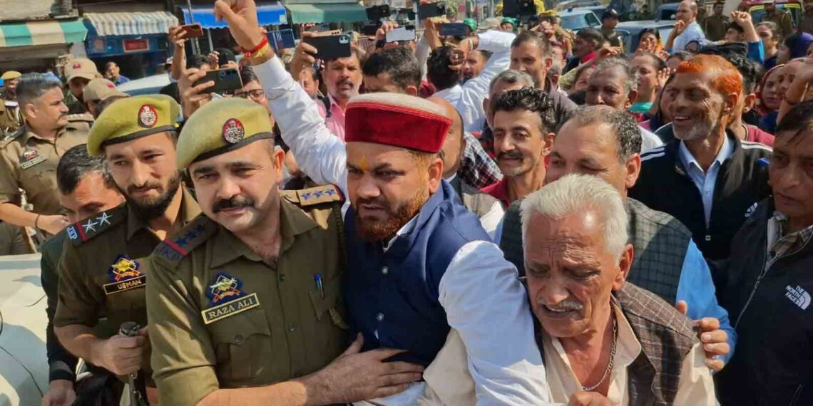ڈیلی ویجروں کا وزیراعلیٰ کی رہائش گاہ کی طرف مارچ‘مستقلی کا مطالبہ