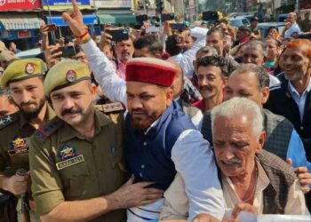 ڈیلی ویجروں کا وزیراعلیٰ کی رہائش گاہ کی طرف مارچ‘مستقلی کا مطالبہ