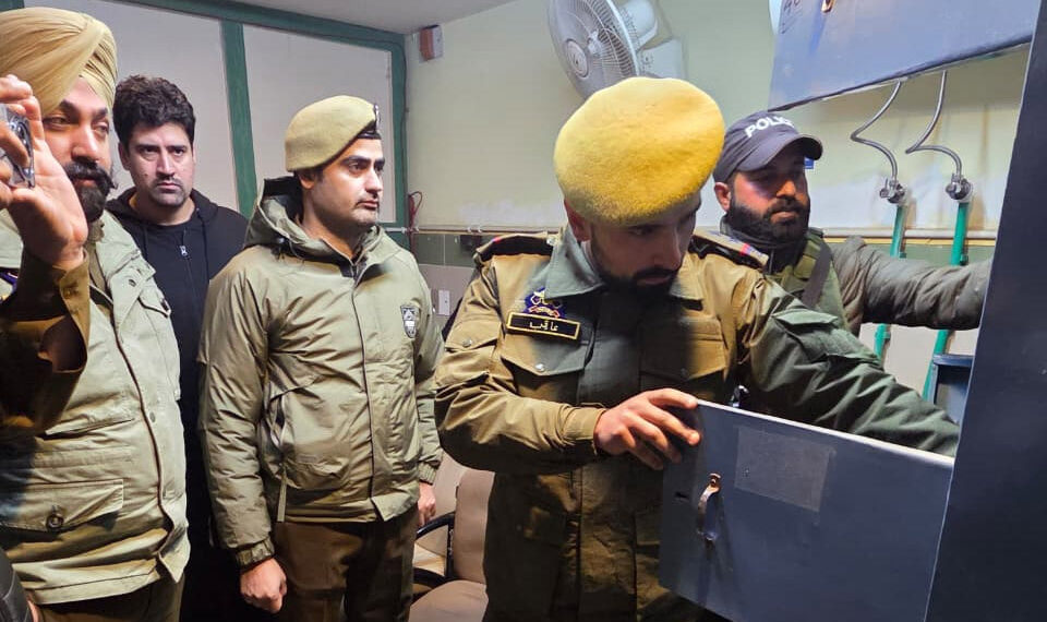 سرینگر‘پلوامہ طبی اداروں میں ڈاکٹروں کے لاکرز کی تلاشی