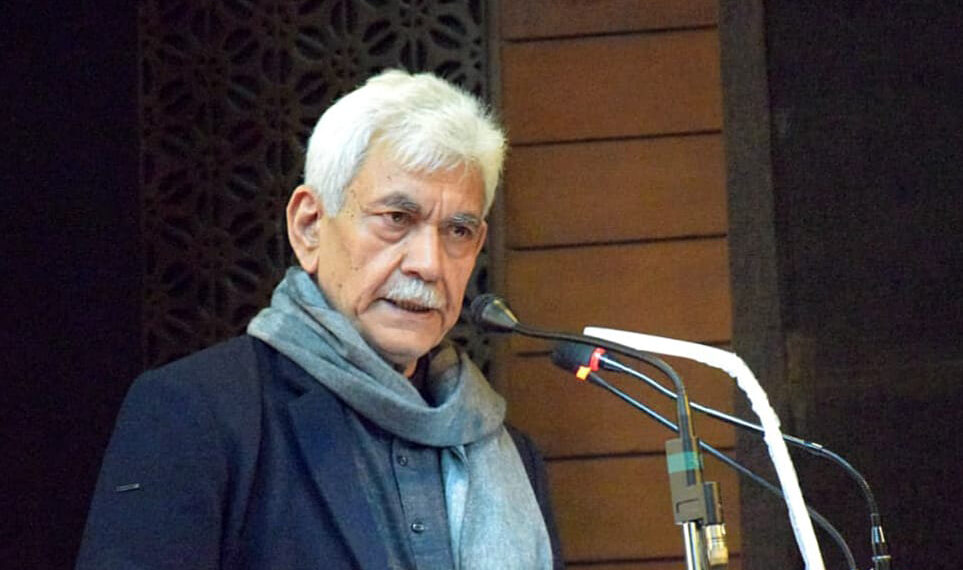 ایل جی سنہا نے کشمیر صوبے کے دہشت گردی کے۳۹ متاثرین کے لواحقین کو تقرری کے احکامات سونپ دئے:ایل جی سنہا