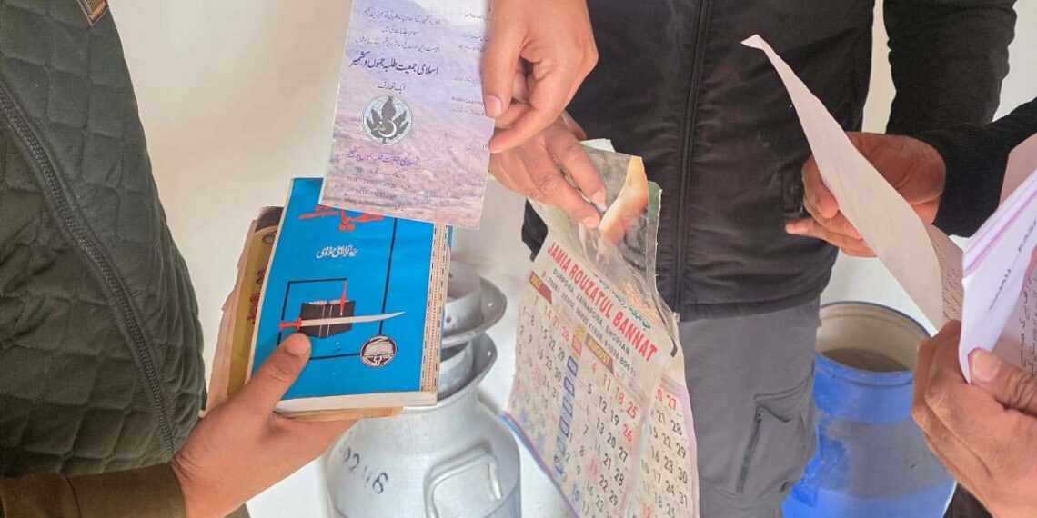 پلوامہ میں تلاش کے دوران علیحدگی پسند پوسٹر اور ممنوعہ لٹریچر برآمد