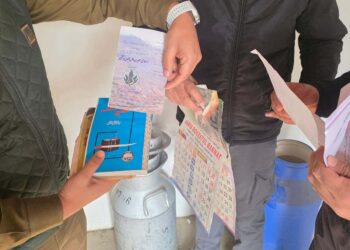 پلوامہ میں تلاش کے دوران علیحدگی پسند پوسٹر اور ممنوعہ لٹریچر برآمد