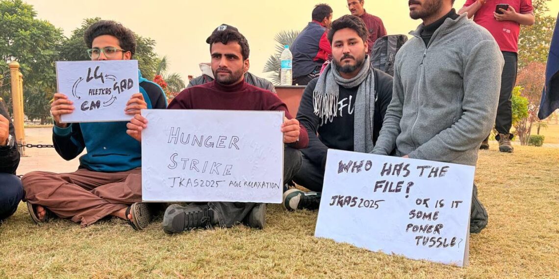 جے کے اے ایس امتحان:امیدواروں کی بھوک ہڑتال ‘عمر میں رعایت پر ابہام ختم کرنے کامطالبہ