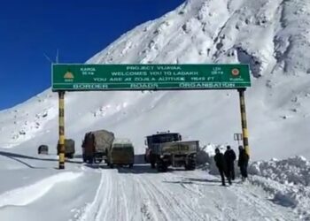 برف باری کے بعد سرینگر،لہہ شاہراہ پر ٹریفک بحال