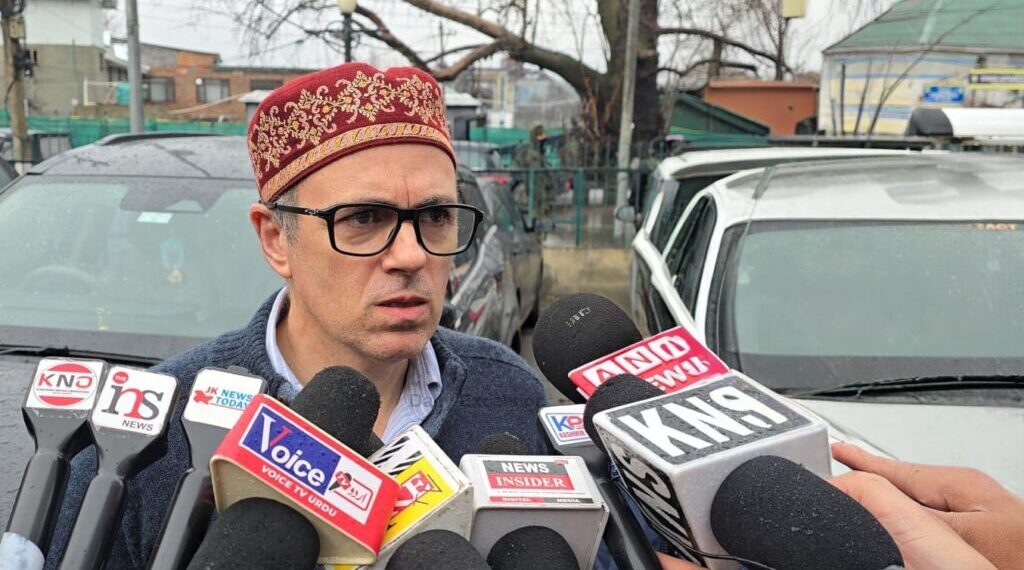 ’تیز ہواؤں اور برفباری کے بعد وادی میں بجلی کی بحالی کا عمل جاری‘