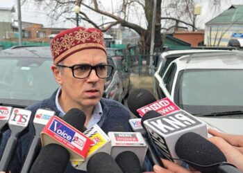 ’تیز ہواؤں اور برفباری کے بعد وادی میں بجلی کی بحالی کا عمل جاری‘