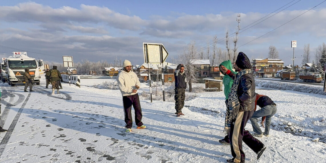 برفباری کے بعد کشمیر میں موسم بہتر، منجمد راتوں کا سلسلہ جاری