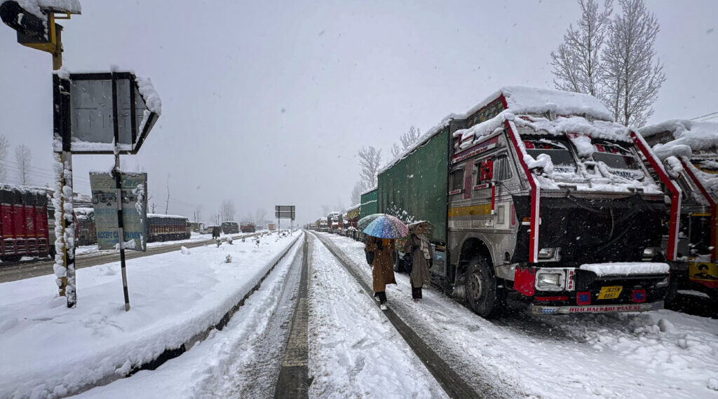 کشمیر کے بالائی اور میدانی علاقوں میں برفباری ‘ عام زندگی میں خلل