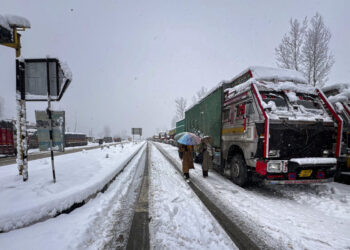 کشمیر کے بالائی اور میدانی علاقوں میں برفباری ‘ عام زندگی میں خلل