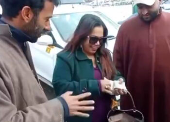 ٹیکسی ڈرائیور نے غیرمقامی خاتون سیاح کا نقدی و قیمتی  سامان سے بھرا بیگ لوٹادیا