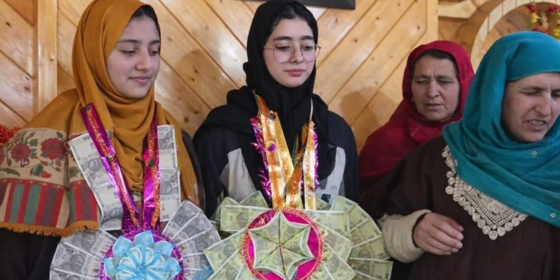 دسویں اور بارہویں جماعت کے نتائج میں بہتری، لڑکیوں کی شاندار کارکردگی برقرار