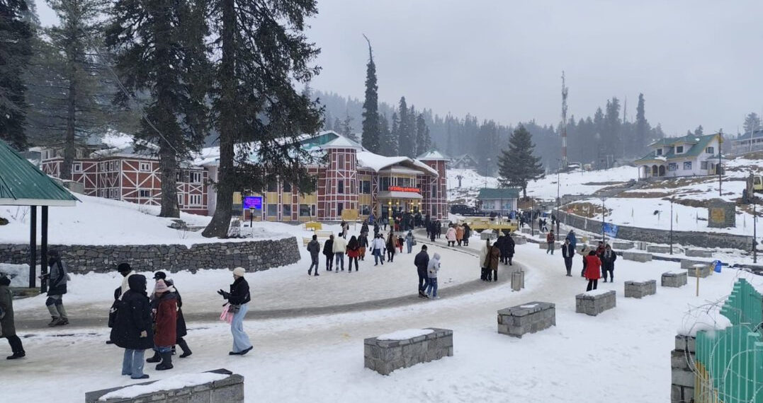 کشمیر کے بالائی علاقوں میں تازہ برفباری
