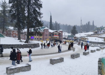 کشمیر کے بالائی علاقوں میں تازہ برفباری