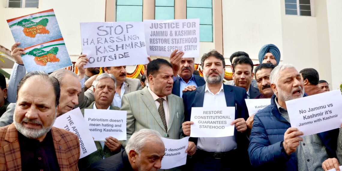 این سی کا ریاستی حیثیت کی بحالی کیلئے اسمبلی کے باہر احتجاج
