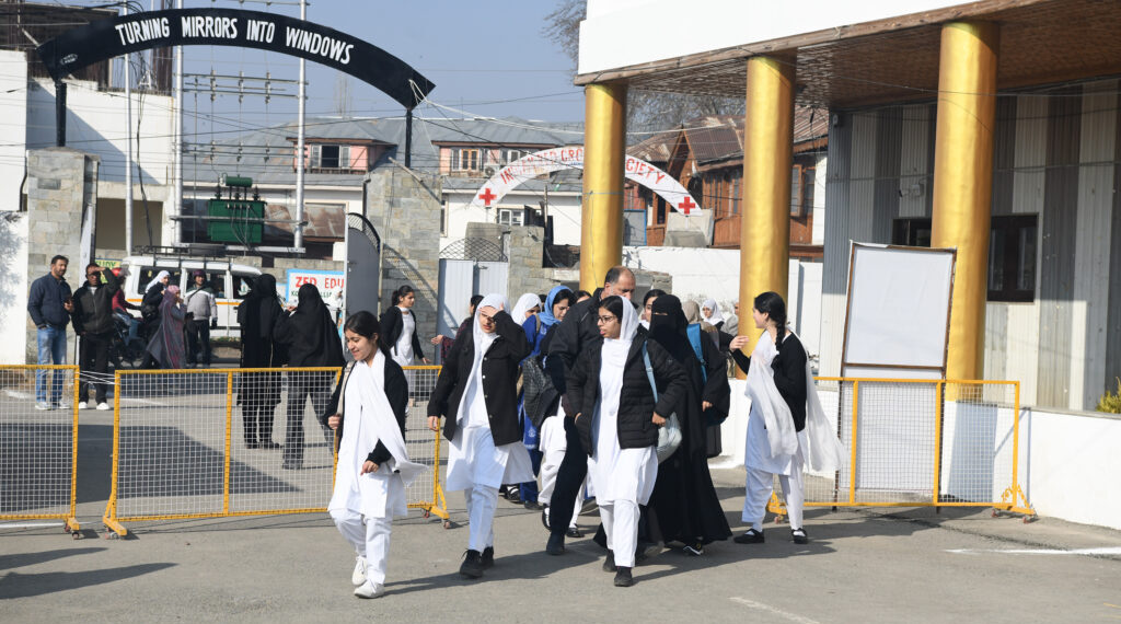 ۹ویں سے۱۲ویں جماعت تک اسکول دوبارہ کھل گئے
