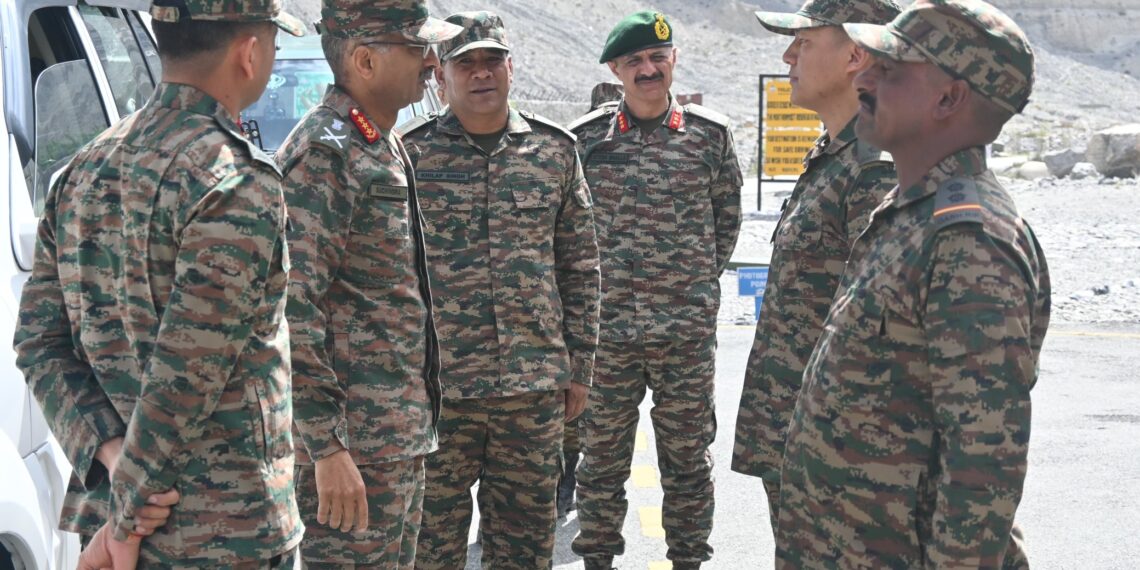 فوج کی شمالی کمان کے سربراہ کا ایل او سی دورہ اور سیاچن کا دورہ 