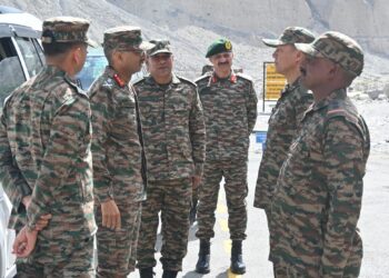 فوج کی شمالی کمان کے سربراہ کا ایل او سی دورہ اور سیاچن کا دورہ 