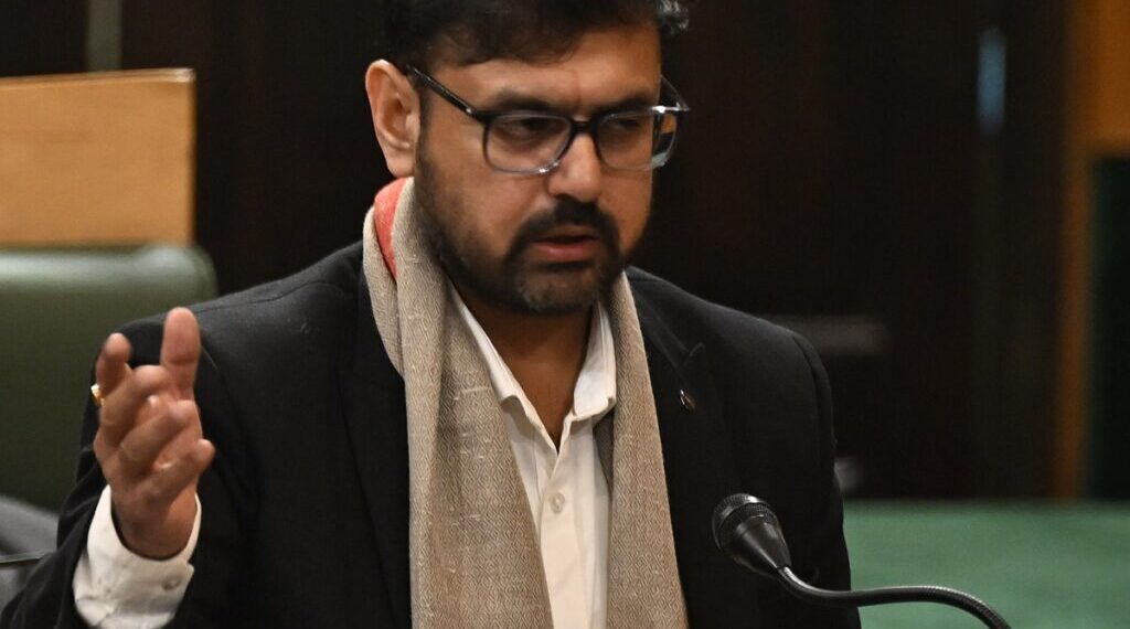 ہمیں پاکستان کے ساتھ کرکٹ میچ نہیں کھیلنا چاہئے:ستیش شرما