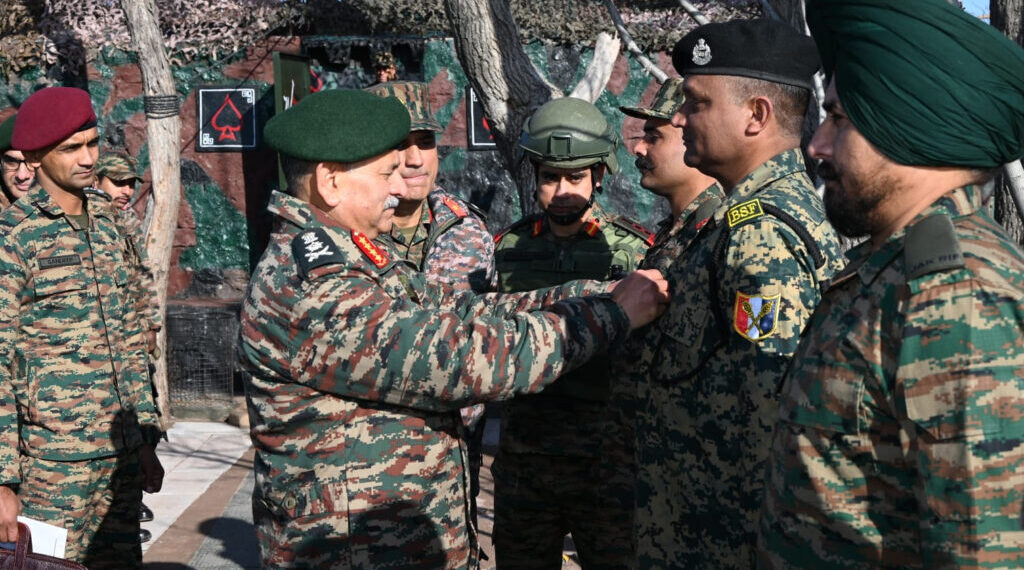 آرمی چیف کا پونچھ کے اگلے مورچوں کا دورہ