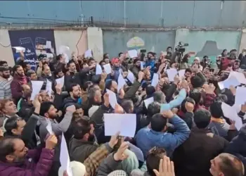 عارضی ملازموں کا سرینگر میں اپنے مطالبوں کے حق میں احتجاج